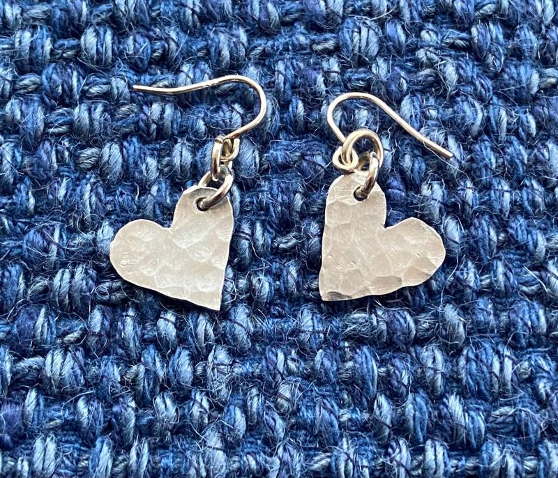 Kleine Herz-Ohrringe Aus Recyceltem Aluminium Mit Silbernen Ohrhaken von MadeByCarolineShop