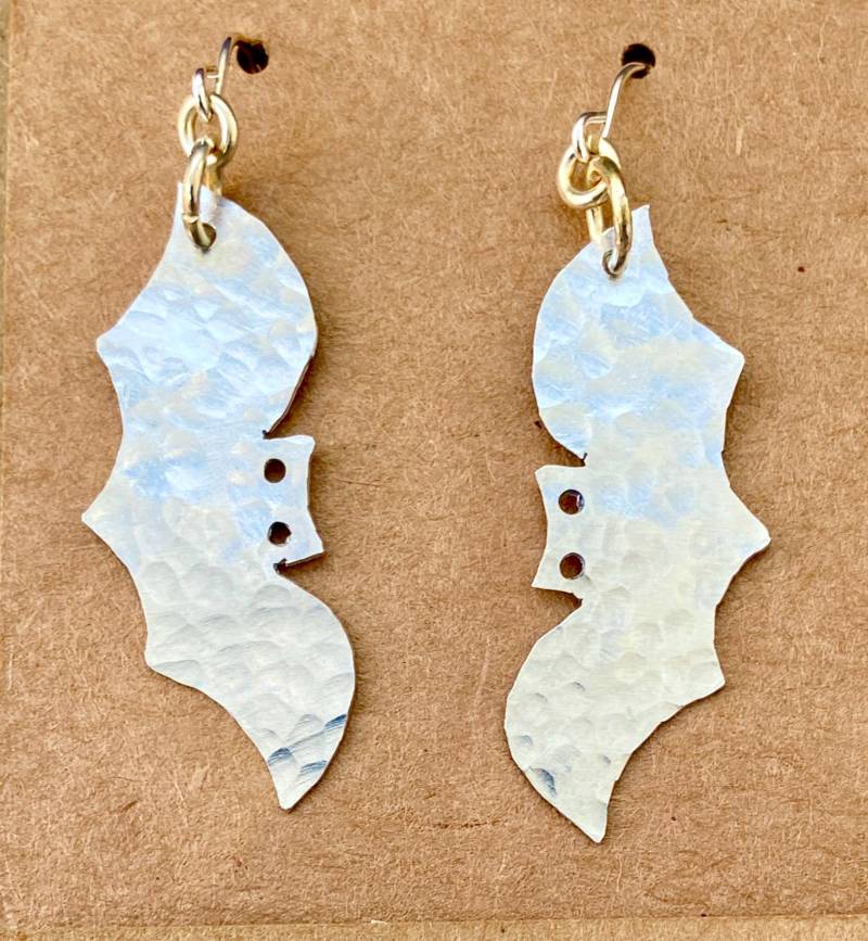 Gehämmerte Aluminium Fledermaus Ohrringe Sterling Silber Brisuren Gehämmerte Aluminium Fledermaus Ohrringe Sterling Silber Brisuren von MadeByCarolineShop