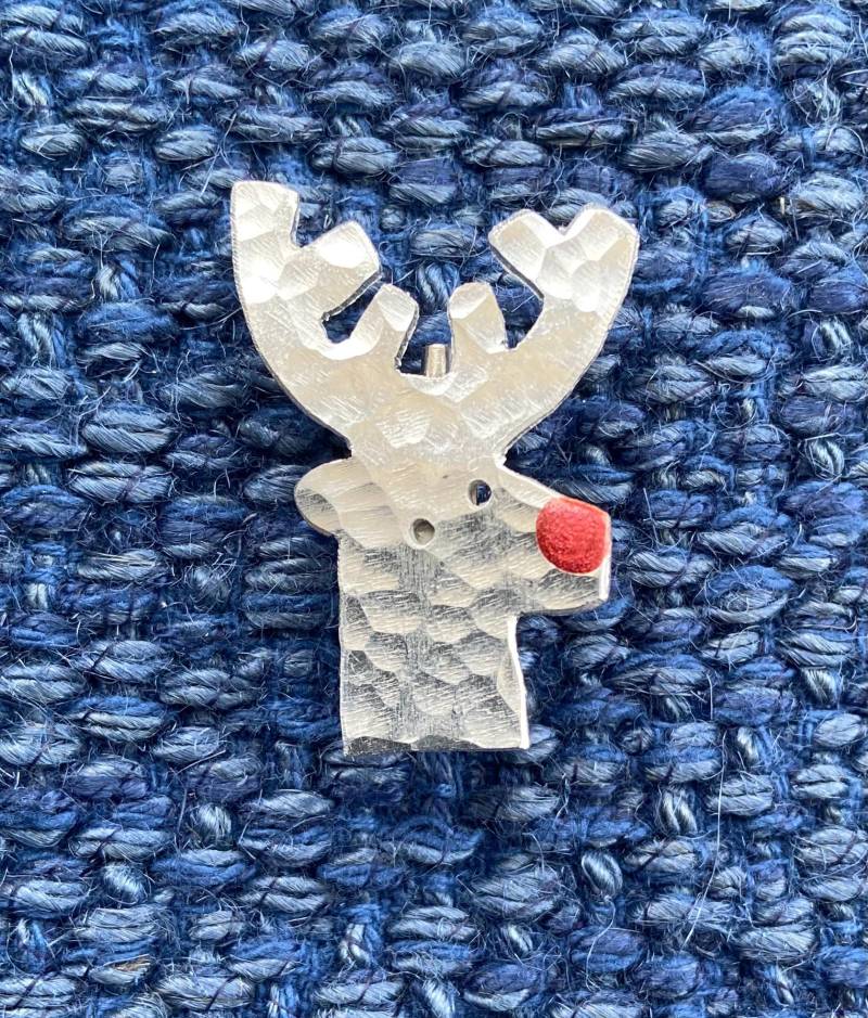 Silber Handgefertigte Hirsch-Brosche Aus Aluminium Silber Handgefertigte Hirsch-Brosche Aus Aluminium von MadeByCarolineShop