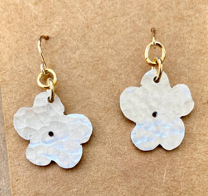 Silber Recycled Aluminium-Blume-Ohrringe. Leicht Und Nicht Trüb Silber Recycled Aluminium-Blume-Ohrringe. Leicht Und Nicht Trüb von MadeByCarolineShop