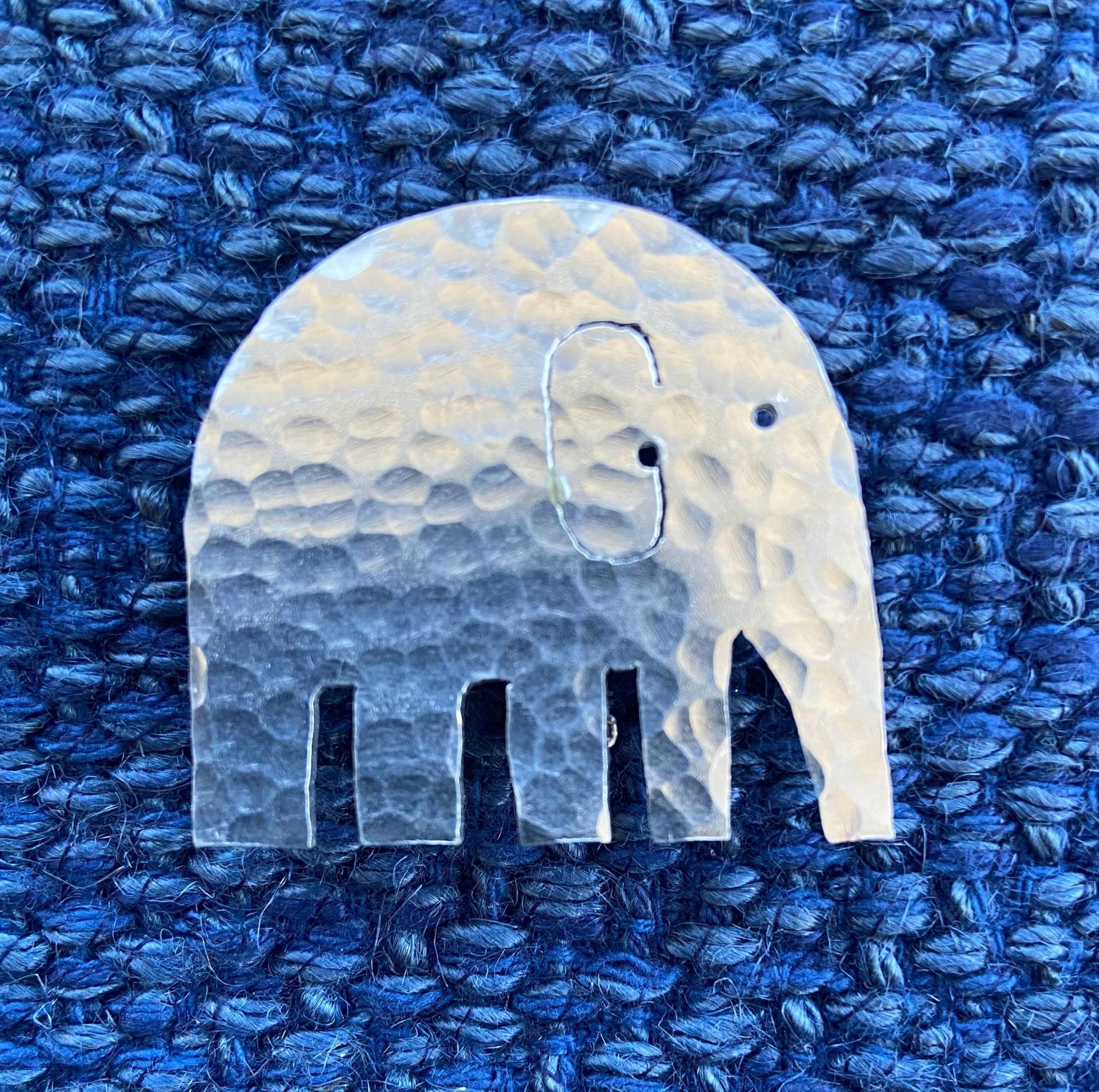 Silber Recycled Aluminium Elephant Brosche Oder Anhänger. Leicht Und Nicht Trüb Silber Recycled Aluminium Elephant Brosche Oder Anhänger. Leicht Und Nicht Trüb von MadeByCarolineShop