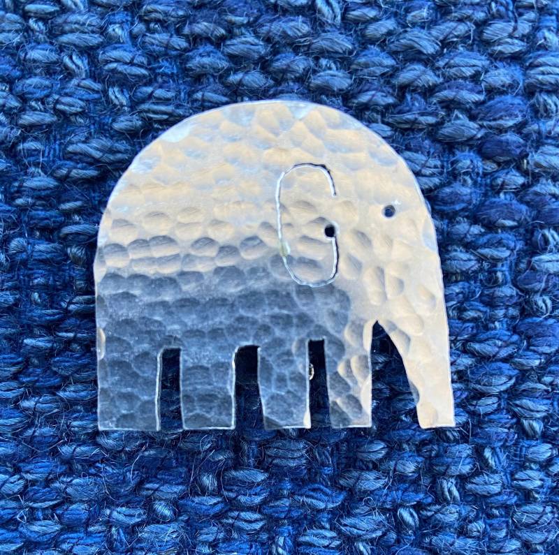 Silber Recycled Aluminium Elephant Brosche Oder Anhänger. Leicht Und Nicht Trüb Silber Recycled Aluminium Elephant Brosche Oder Anhänger. Leicht Und Nicht Trüb von MadeByCarolineShop