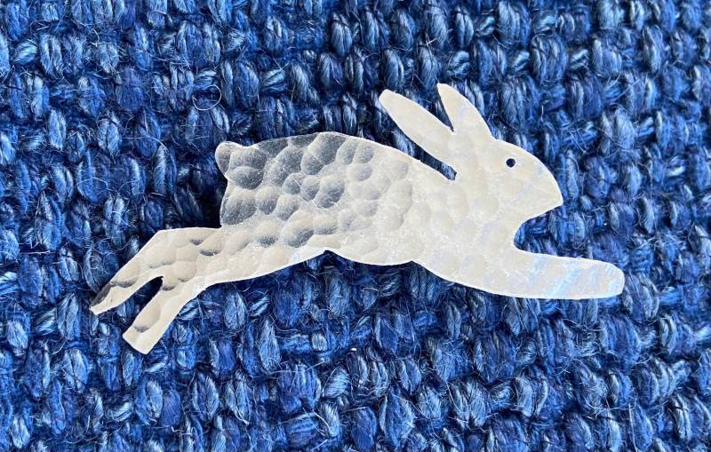 Silber Recycled Aluminium Hase Brosche. Leicht Und Nicht Trüb von MadeByCarolineShop