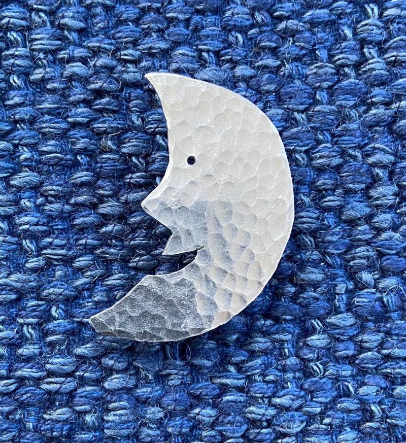 Silber Recycled Aluminium Mond Gesicht Brosche. Leicht Und Nicht Trüb Silber Recycled Aluminium Mond Gesicht Brosche. Leicht Und Nicht Trüb von MadeByCarolineShop