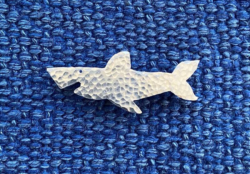 Silberne Haifischbrosche Aus Aluminium Silberne Haifischbrosche Aus Aluminium von MadeByCarolineShop