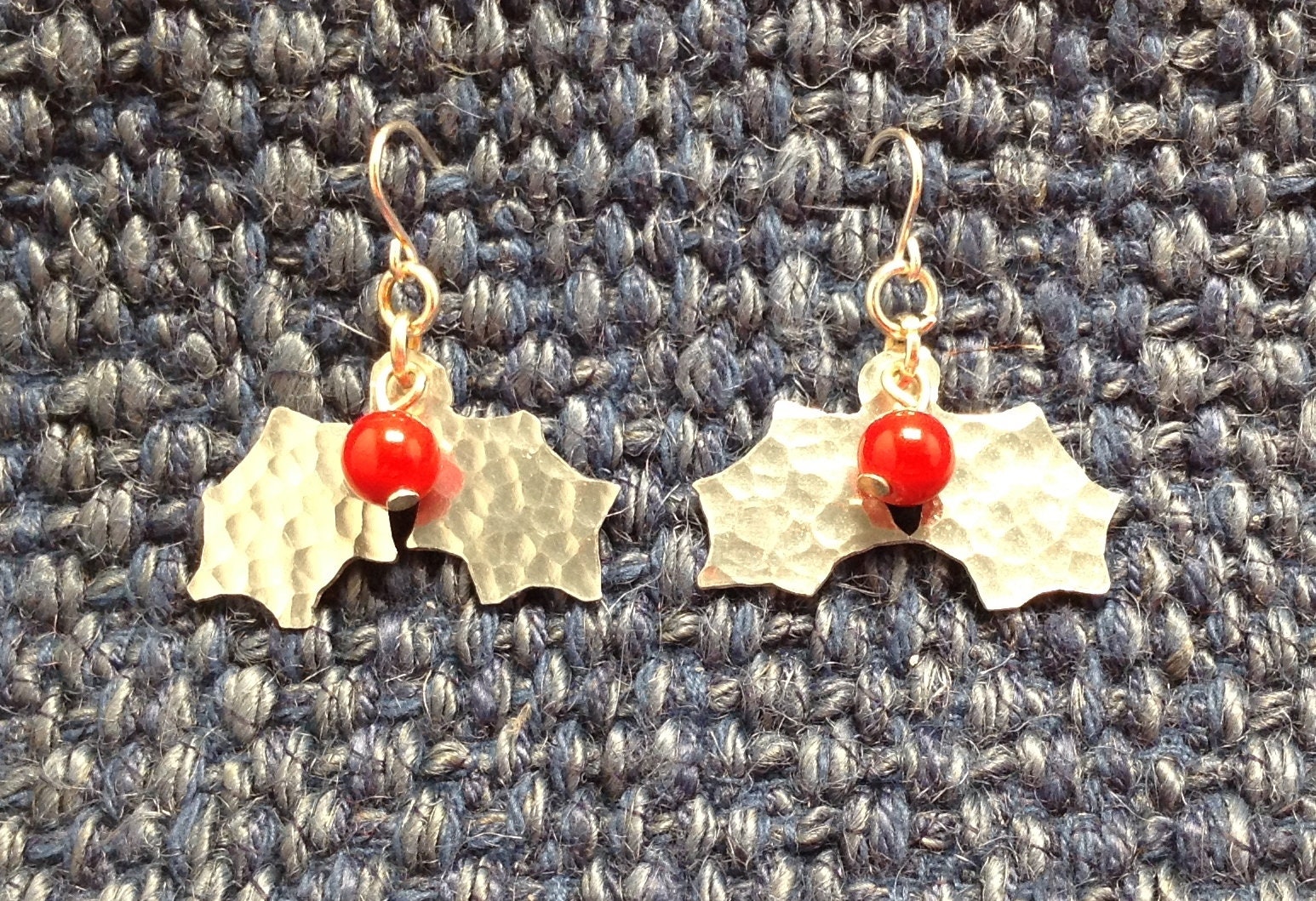 stechpalmen-Ohrringe Aus Recyceltem Aluminium Mit Silbernen Ohrhaken. Leicht Und Nicht Trüb stechpalmen-Ohrringe Aus Recyceltem Aluminium Mit Silbernen Ohrhaken. Leicht Und Nicht Trüb von MadeByCarolineShop