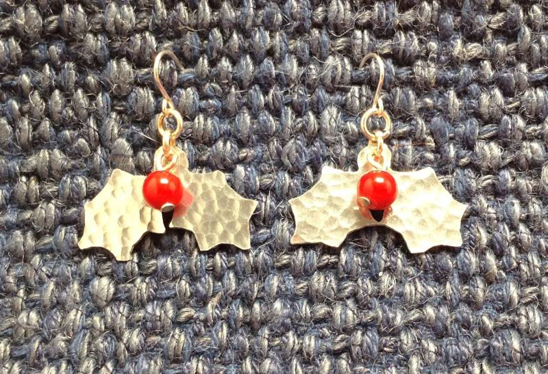 stechpalmen-Ohrringe Aus Recyceltem Aluminium Mit Silbernen Ohrhaken. Leicht Und Nicht Trüb stechpalmen-Ohrringe Aus Recyceltem Aluminium Mit Silbernen Ohrhaken. Leicht Und Nicht Trüb von MadeByCarolineShop