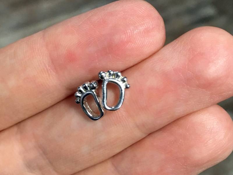 Filigrane Silberfarbene Ohrstecker "Babyfüße" Filigrane Silberfarbene Ohrstecker "Babyfüße" von MadeByChristineNL