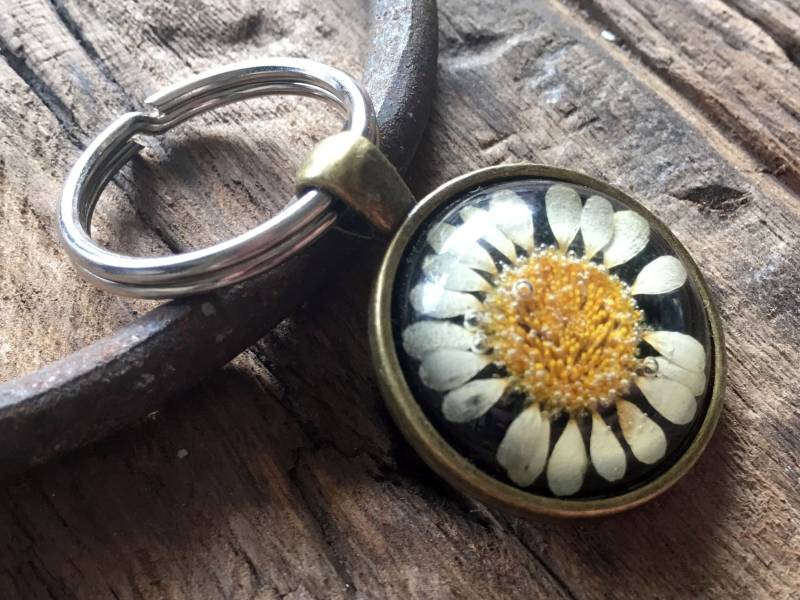 Schlüsselanhänger Antikbronze Mit Echter Margerite Schlüsselanhänger Antikbronze Mit Echter Margerite von MadeByChristineNL