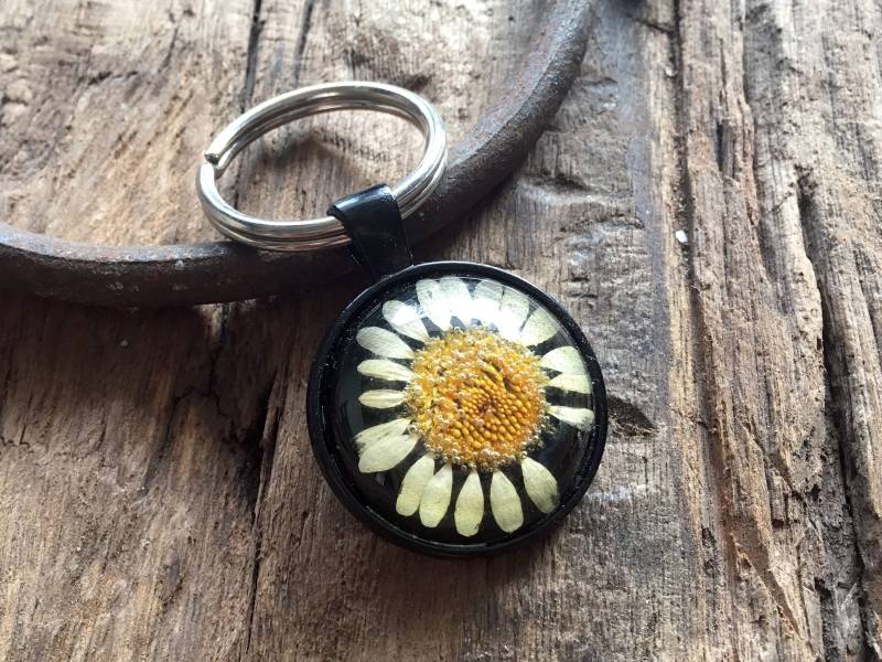 Schlüsselanhänger Schwarz Mit Echter Margerite von MadeByChristineNL