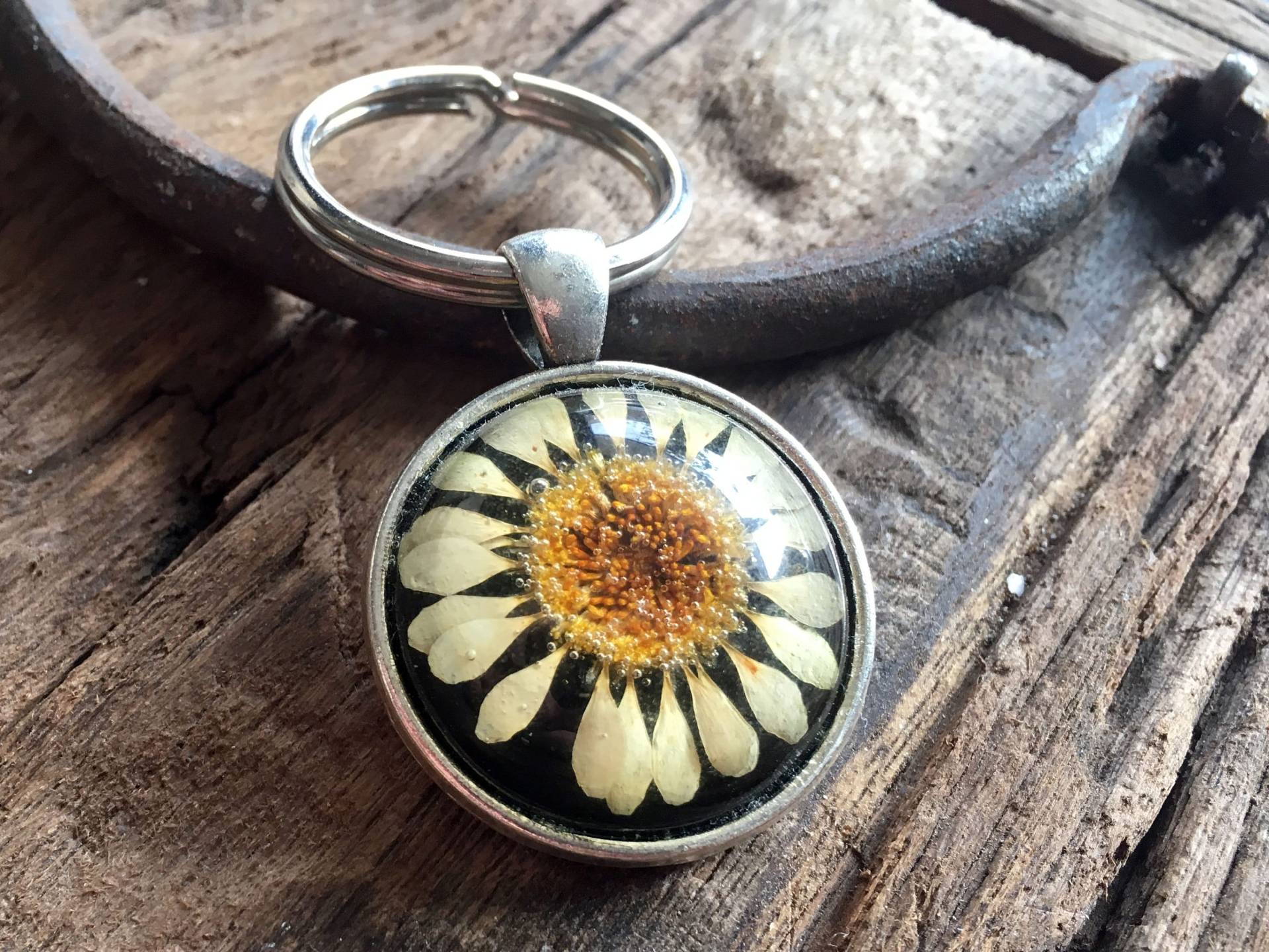 Schlüsselanhänger Silber Mit Echter Margerite Schlüsselanhänger Silber Mit Echter Margerite von MadeByChristineNL
