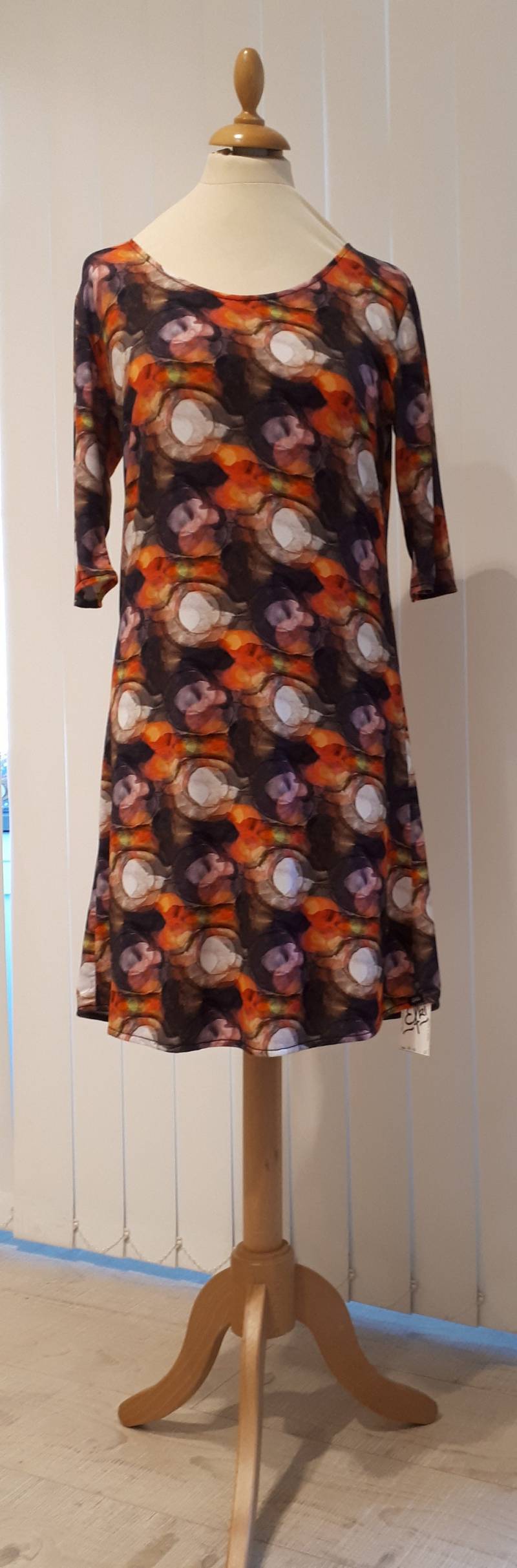 Hoch Tailliertes, Leicht Ausgestelltes Kleid Aus Herrlichem Jersey Hoch Tailliertes, Leicht Ausgestelltes Kleid Aus Herrlichem Jersey von MadeByEfki