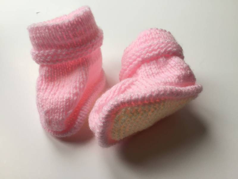 Baby Booties - Neugeborenen Geschenk Mädchen Schuhe Accessoires Bunny Handgefertigte Gestrickte Babyschuhe von MadeByFaberdasheree