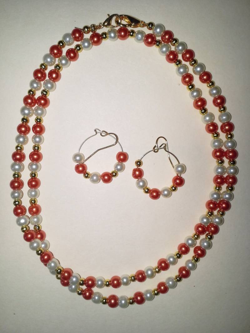 Atemberaubende Korallen Perlen Halskette Mit Passenden Ohrringen - # 252 Atemberaubende Korallen Perlen Halskette Mit Passenden Ohrringen - # 252 von MadeByGoldie