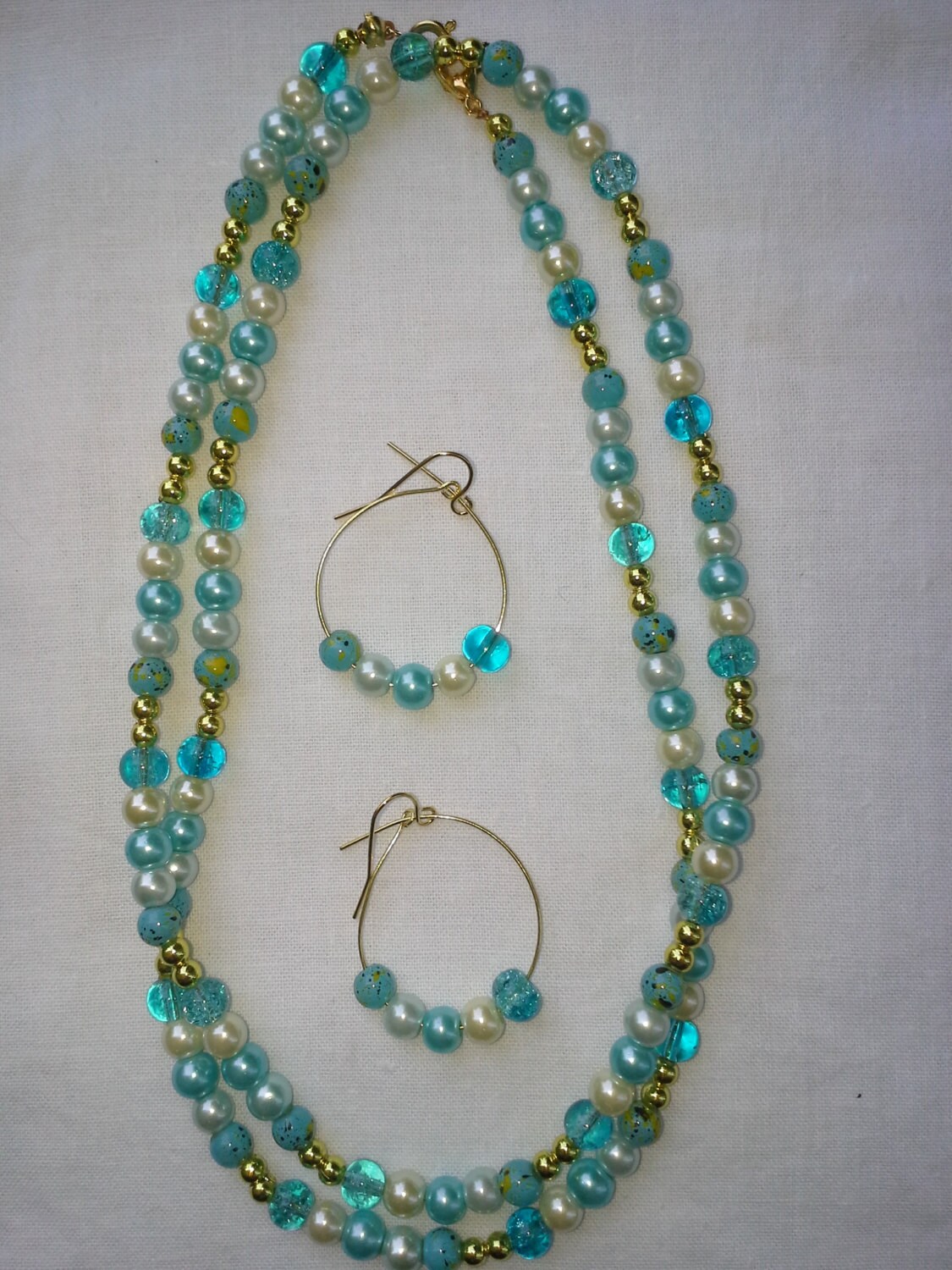 Atemberaubende Türkis Perlen Halskette & Passenden Ohrringen - # 133 Atemberaubende Türkis Perlen Halskette & Passenden Ohrringen - # 133 von MadeByGoldie