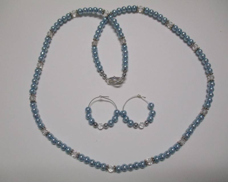 Baby Blau Perlen Halskette Mit Passenden Ohrstecker - # 605 Baby Blau Perlen Halskette Mit Passenden Ohrstecker - # 605 von MadeByGoldie