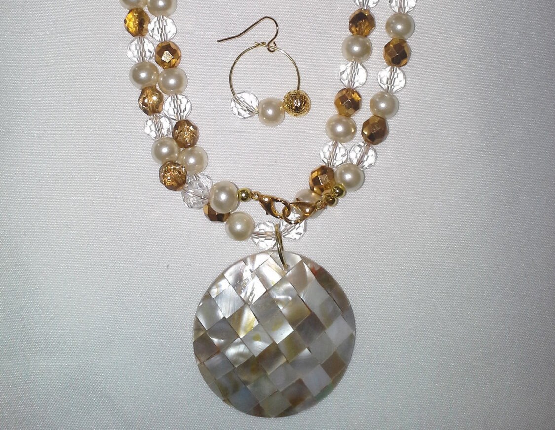 Betäubung Aus Weißen Perlen Collier Mit Mutter Der Perle Anhänger Passenden Ohrringen - # 103 Betäubung Aus Weißen Perlen Collier Mit Mutter Der Perle Anhänger Passenden Ohrringen - # 103 von MadeByGoldie