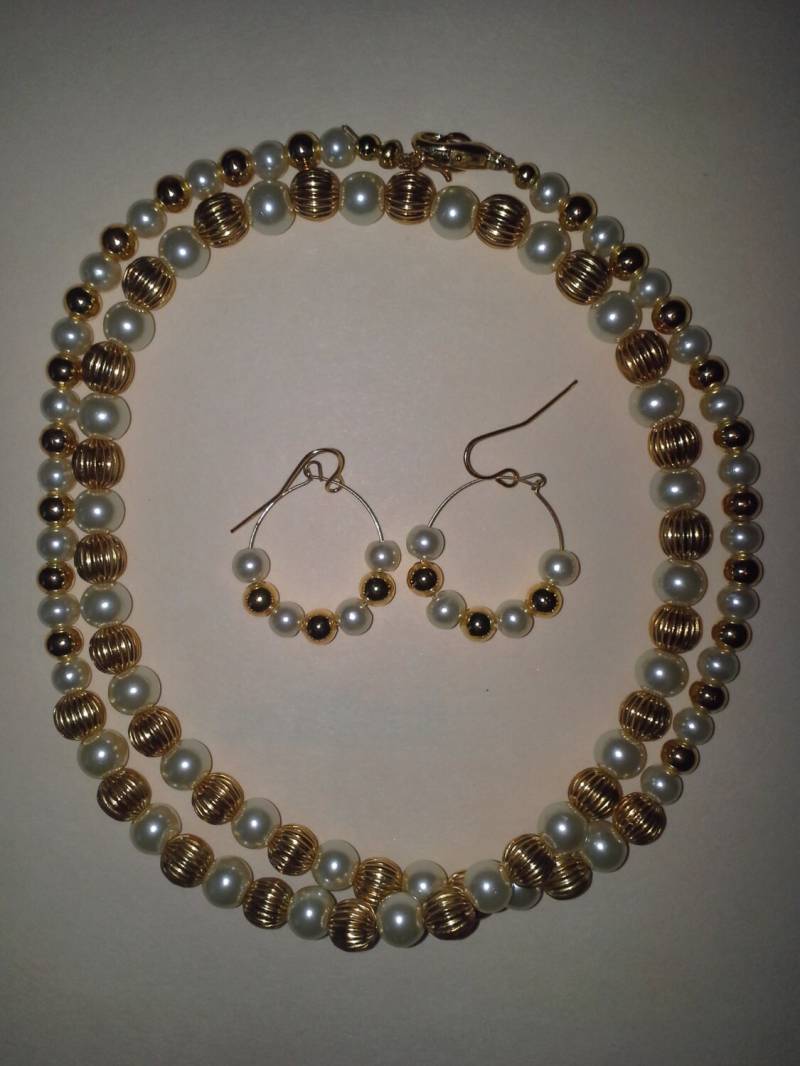 Blendend Weiß & Gold Perlen Halskette Mit Passenden Ohrringen - # 262 Blendend Weiß & Gold Perlen Halskette Mit Passenden Ohrringen - # 262 von MadeByGoldie