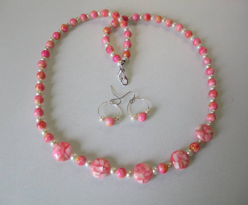 Bubblegum Rosa Perlen Halskette Mit Passenden Ohrstecker - # 415 Bubblegum Rosa Perlen Halskette Mit Passenden Ohrstecker - # 415 von MadeByGoldie