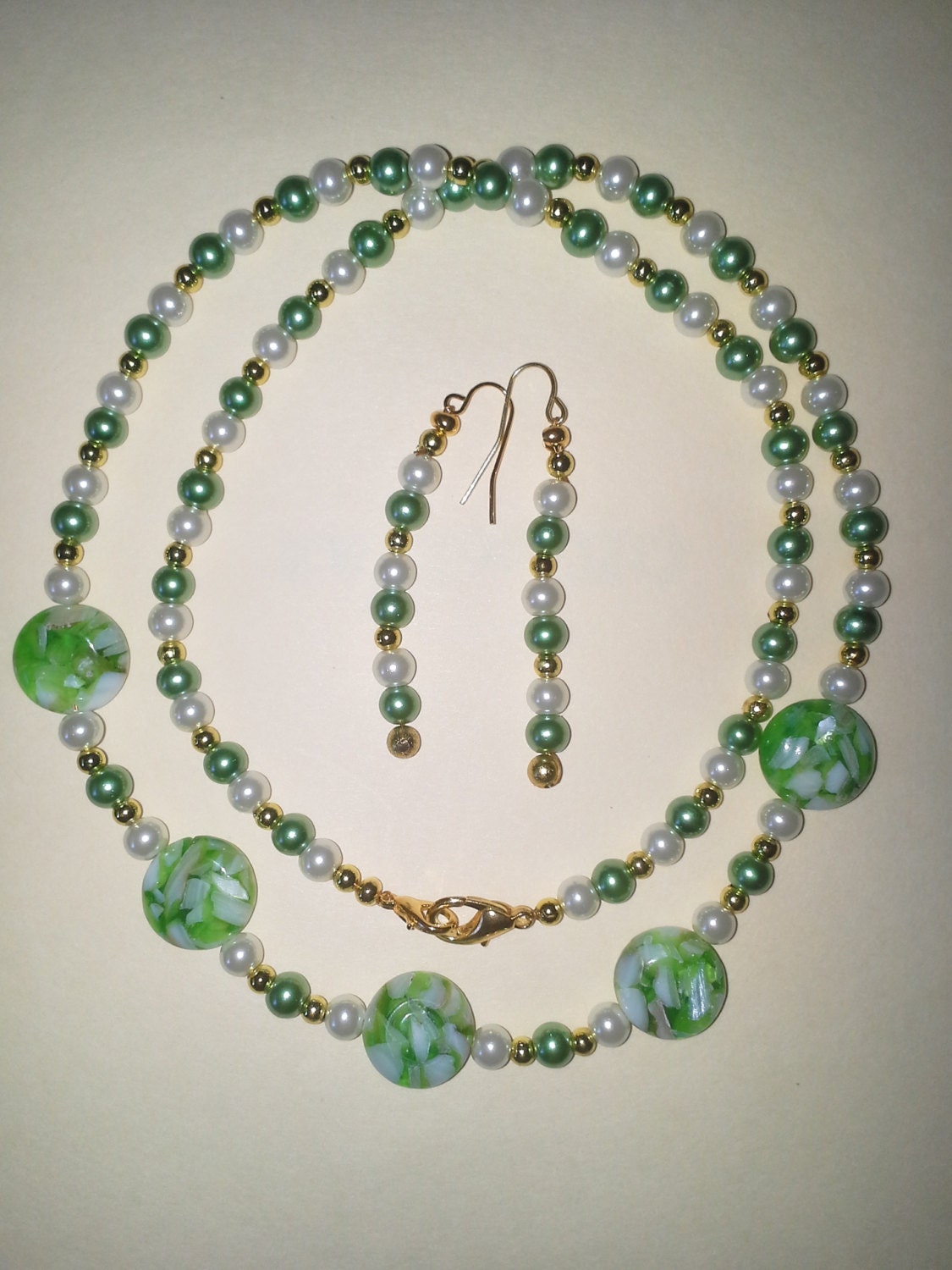 Charmante Mintgrün Perlen Halskette Mit Passenden Ohrringen # 135 Charmante Mintgrün Perlen Halskette Mit Passenden Ohrringen # 135 von MadeByGoldie