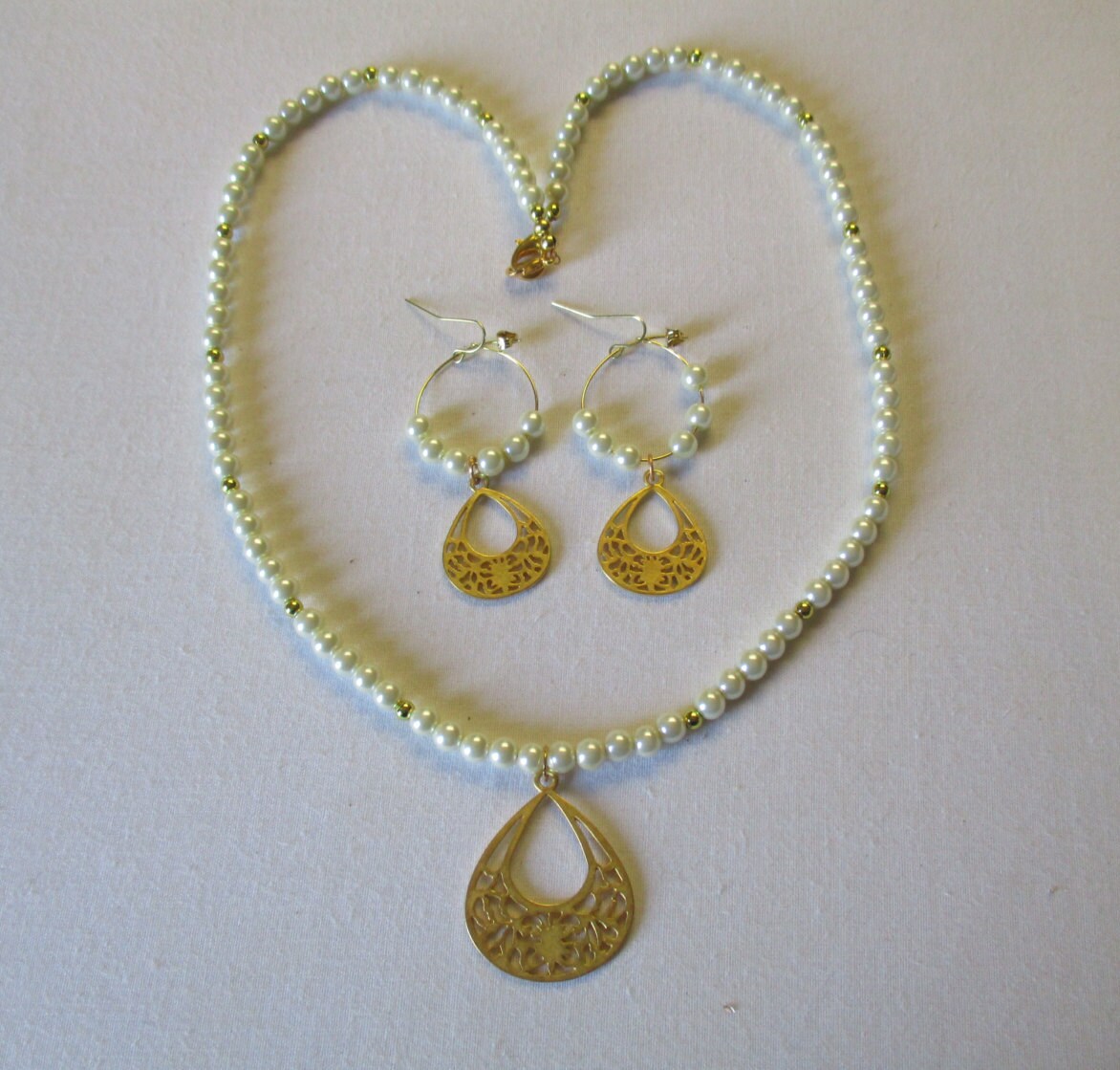 Creme Perlen Halskette Mit Passenden Ohrstecker - # 312 Creme Perlen Halskette Mit Passenden Ohrstecker - # 312 von MadeByGoldie