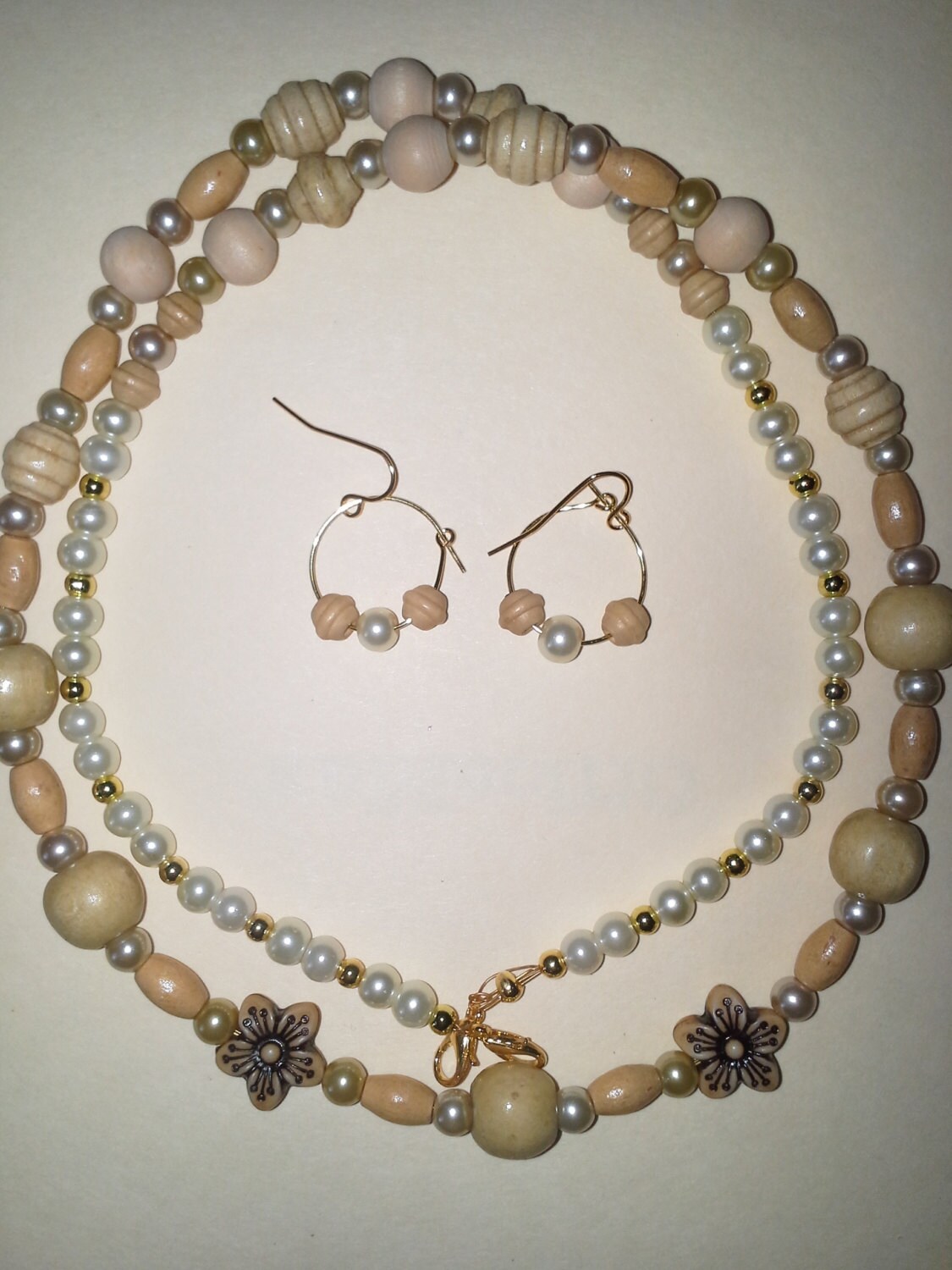 Einzigartigen Beige & Creme Perlen Kette Mit Passenden Ohrringen - # 123 Einzigartigen Beige & Creme Perlen Kette Mit Passenden Ohrringen - # 123 von MadeByGoldie