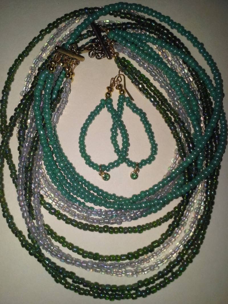 Exquisite Grüne Perlen Halskette Mit Passenden Ohrringen - # 195 von MadeByGoldie