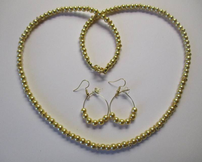 Gelbe Perlen Halskette Mit Passenden Ohrstecker - # 563 Gelbe Perlen Halskette Mit Passenden Ohrstecker - # 563 von MadeByGoldie