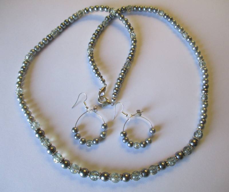 Grau & Silber Perlen Halskette Mit Passenden Ohrstecker - # 577 von MadeByGoldie