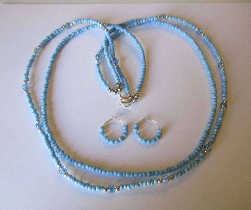 Hellblau Perlen Halskette Mit Passenden Ohrstecker - # 451 Hellblau Perlen Halskette Mit Passenden Ohrstecker - # 451 von MadeByGoldie