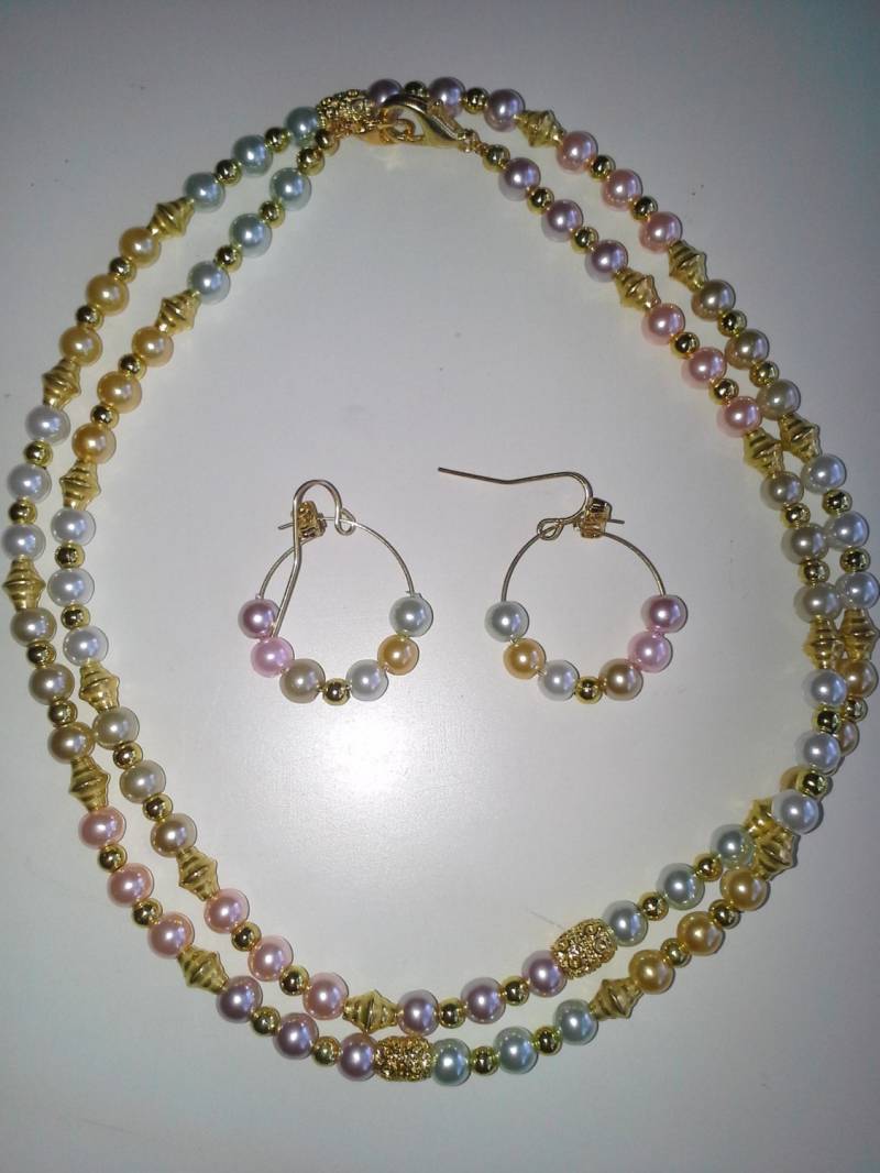 Liebenswert Helle Pastell-Perlen Halskette Mit Passenden Ohrringen - # 231 Liebenswert Helle Pastell-Perlen Halskette Mit Passenden Ohrringen - # 231 von MadeByGoldie
