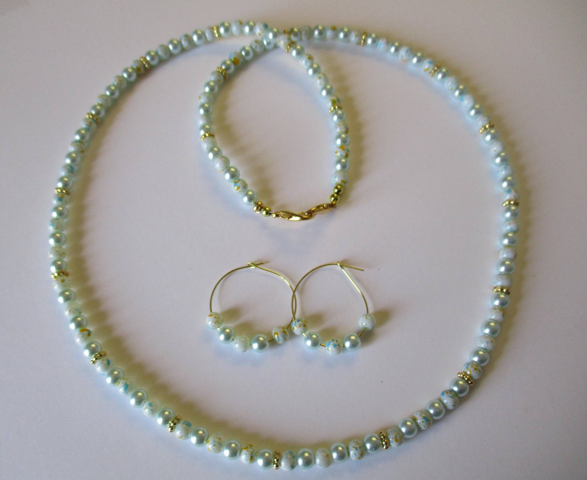 Marmorierte Aqua & Weiße Perlen Halskette Mit Passenden Ohrstecker - # 502 Marmorierte Aqua & Weiße Perlen Halskette Mit Passenden Ohrstecker - # 502 von MadeByGoldie