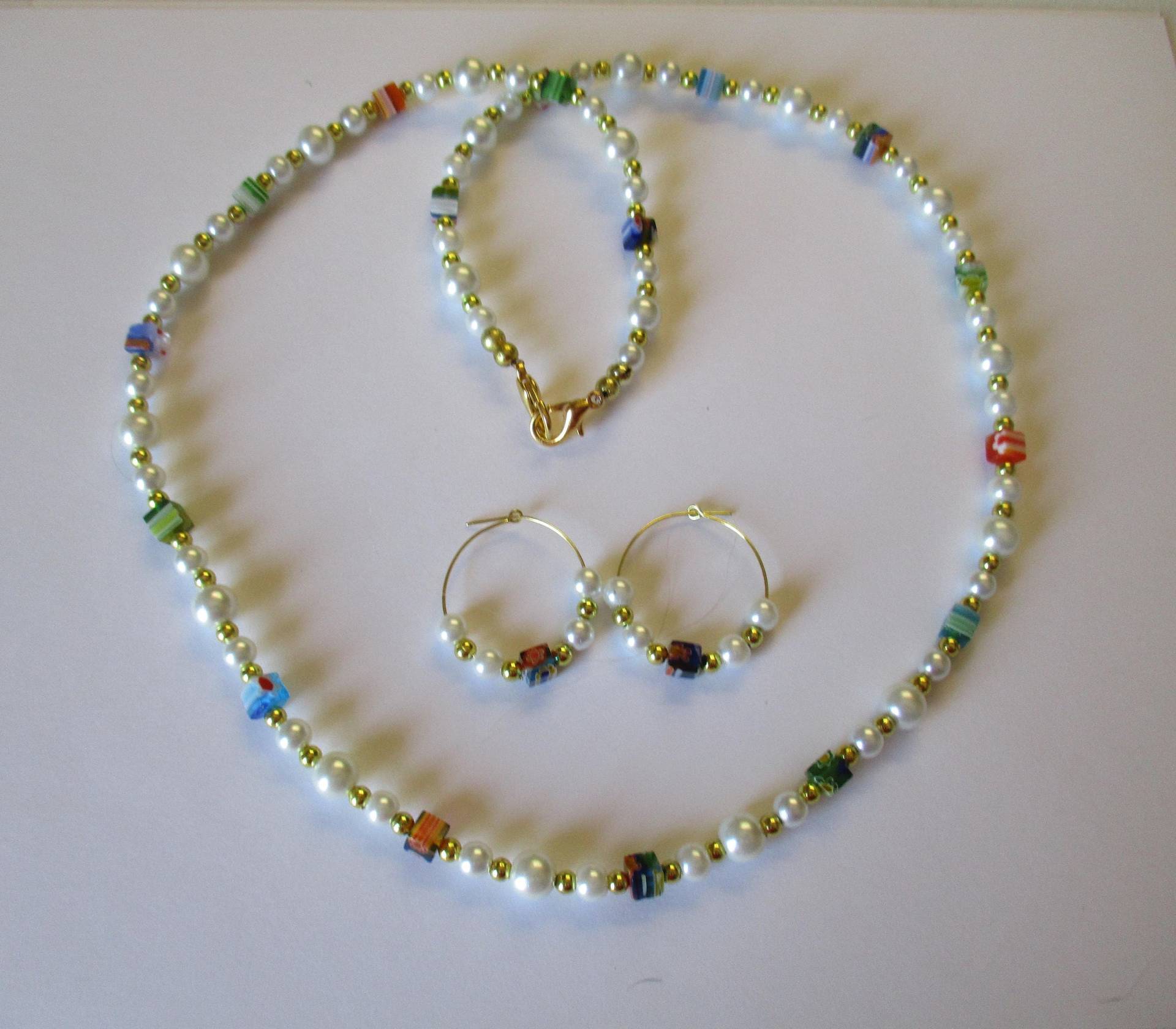 Millefiori & Weiße Perlenkette Mit Passenden Ohrstecker - # 470 Millefiori & Weiße Perlenkette Mit Passenden Ohrstecker - # 470 von MadeByGoldie