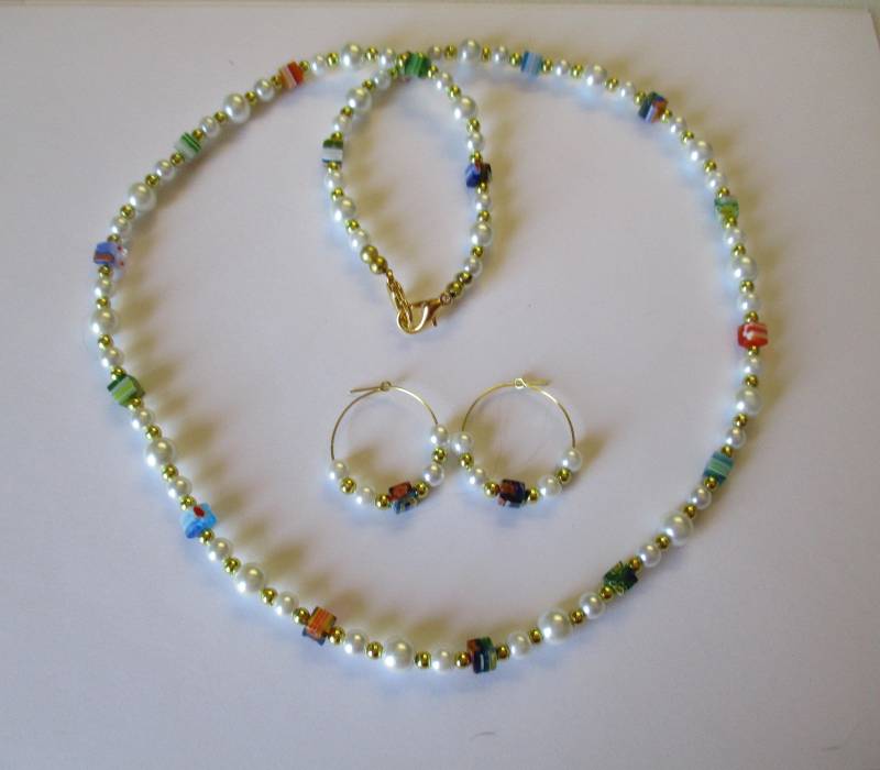 Millefiori & Weiße Perlenkette Mit Passenden Ohrstecker - # 470 Millefiori & Weiße Perlenkette Mit Passenden Ohrstecker - # 470 von MadeByGoldie