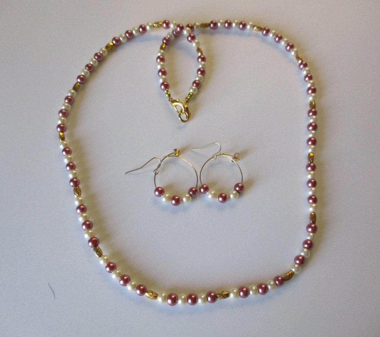 Mittleres Lila Perlenkette Mit Den Passenden Ohrstecker - # 409 Mittleres Lila Perlenkette Mit Den Passenden Ohrstecker - # 409 von MadeByGoldie