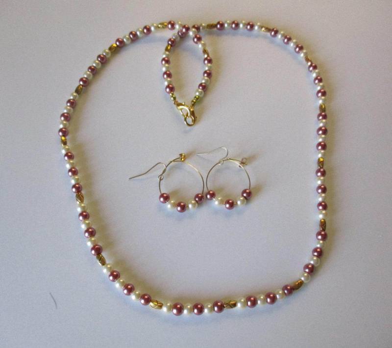 Mittleres Lila Perlenkette Mit Den Passenden Ohrstecker - # 409 Mittleres Lila Perlenkette Mit Den Passenden Ohrstecker - # 409 von MadeByGoldie