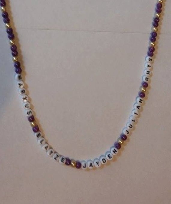 Mutter/Großmutter Perlen Halskette Mit Passenden Ohrstecker Mutter/Großmutter Perlen Halskette Mit Passenden Ohrstecker von MadeByGoldie