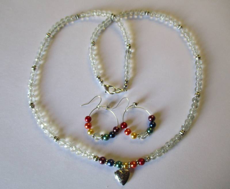 Perlenkette Mit Passenden Ohrstecker - # 547 in Regenbogenfarben von MadeByGoldie