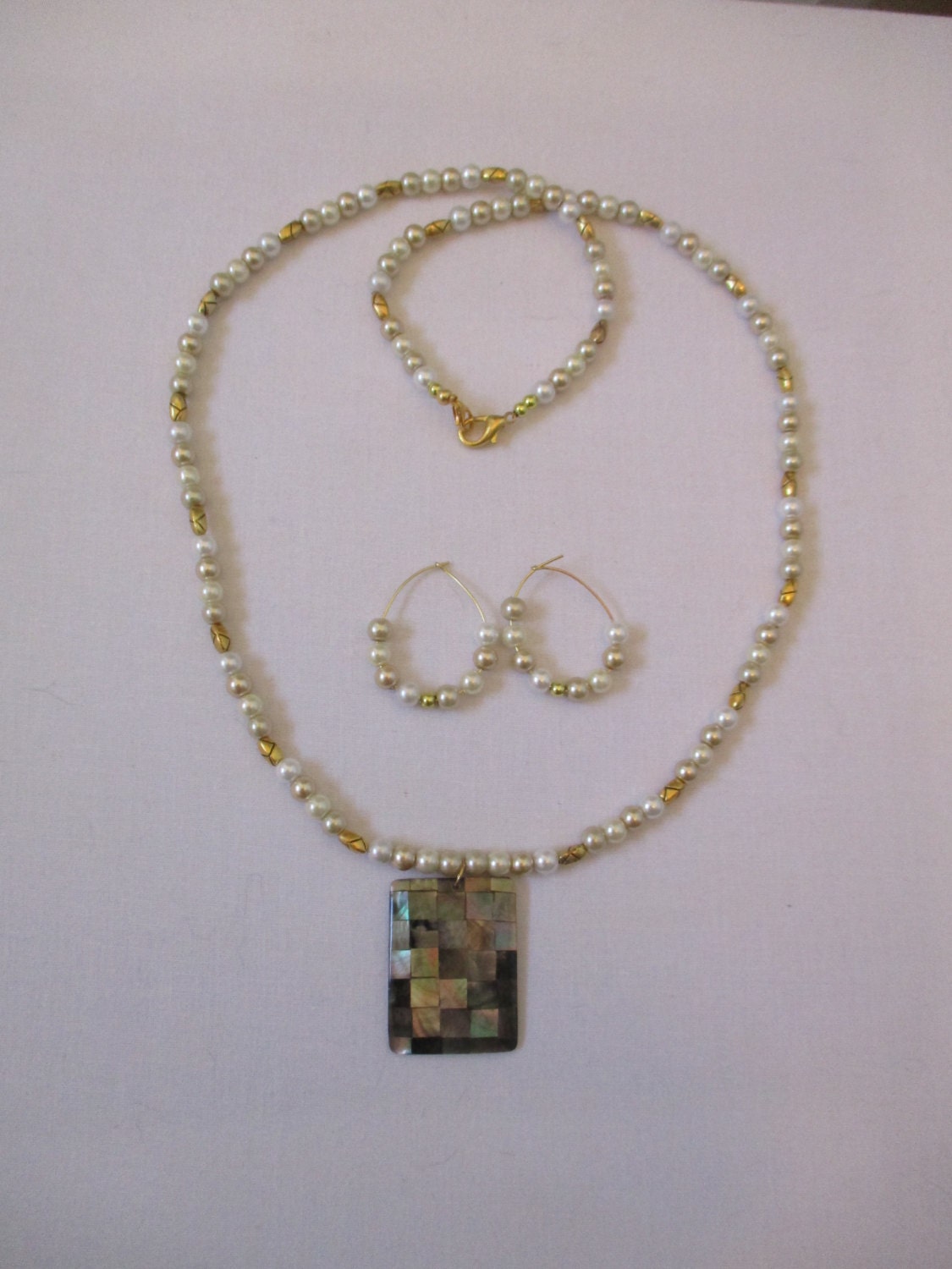 Perlmutt Perlen Halskette Mit Passenden Ohrstecker - # 323 Perlmutt Perlen Halskette Mit Passenden Ohrstecker - # 323 von MadeByGoldie