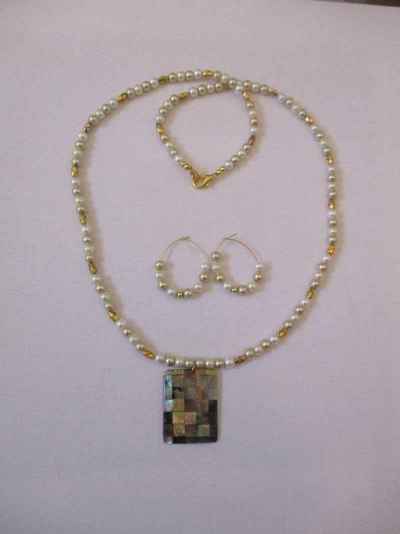 Perlmutt Perlen Halskette Mit Passenden Ohrstecker - # 323 Perlmutt Perlen Halskette Mit Passenden Ohrstecker - # 323 von MadeByGoldie
