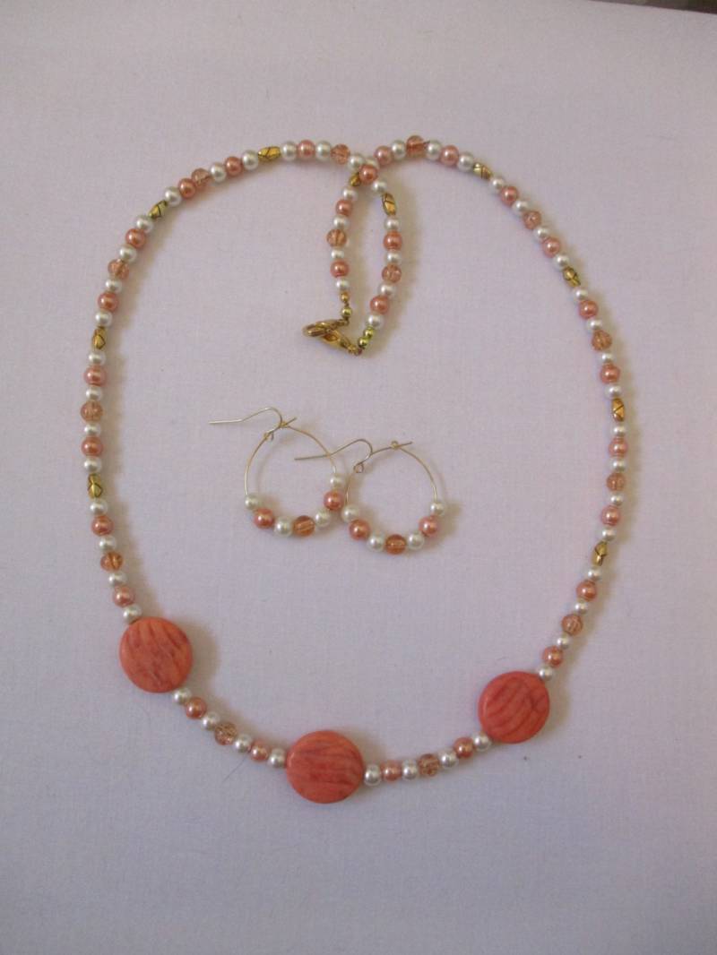 Pfirsich & Elfenbein Perlenkette Mit Den Passenden Ohrstecker - # 374 Pfirsich & Elfenbein Perlenkette Mit Den Passenden Ohrstecker - # 374 von MadeByGoldie