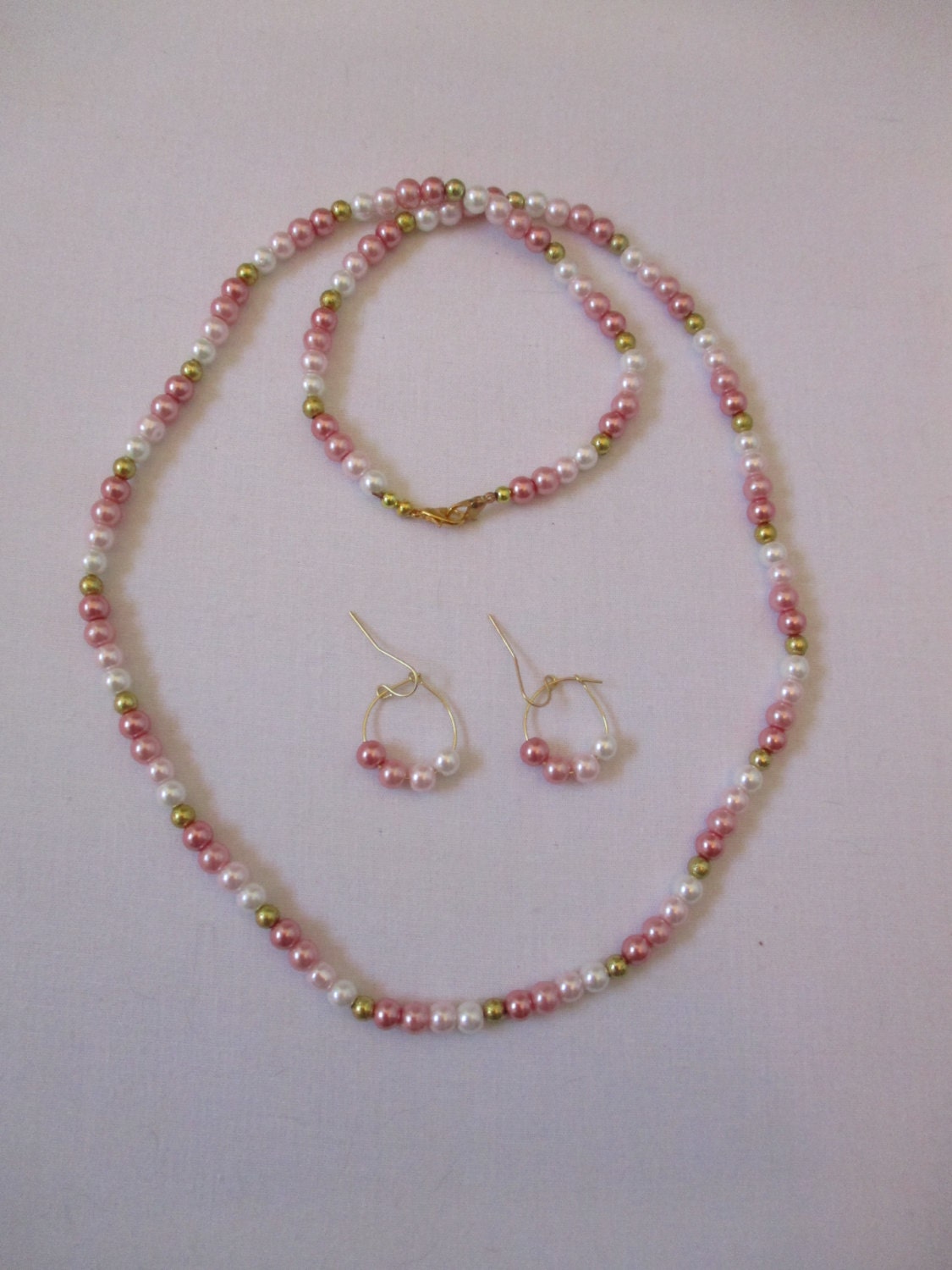 Schattierungen Von Rosa Perlen Halskette Mit Passenden Ohrstecker - # 185 Schattierungen Von Rosa Perlen Halskette Mit Passenden Ohrstecker - # 185 von MadeByGoldie