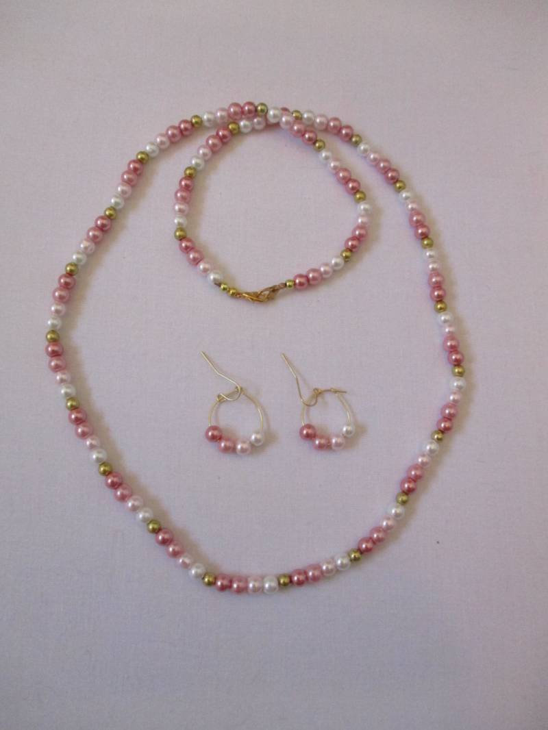 Schattierungen Von Rosa Perlen Halskette Mit Passenden Ohrstecker - # 185 Schattierungen Von Rosa Perlen Halskette Mit Passenden Ohrstecker - # 185 von MadeByGoldie