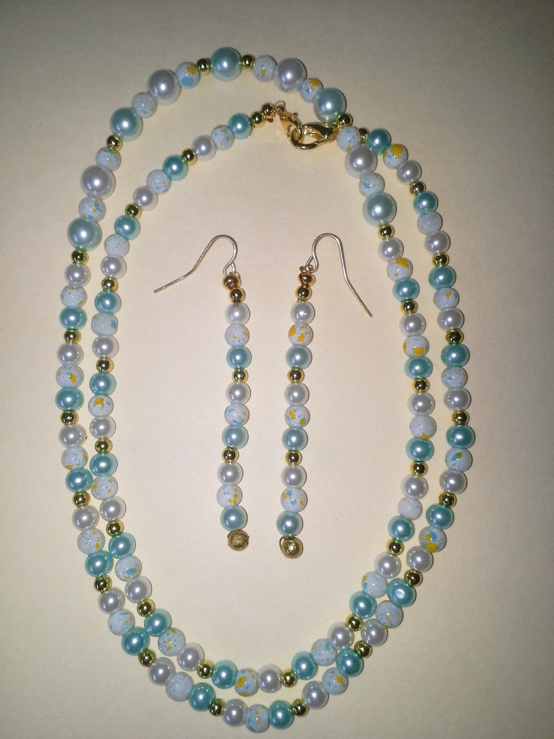 Schöne Aqua Perlen Halskette Mit Passenden Ohrringen - # 137 Schöne Aqua Perlen Halskette Mit Passenden Ohrringen - # 137 von MadeByGoldie