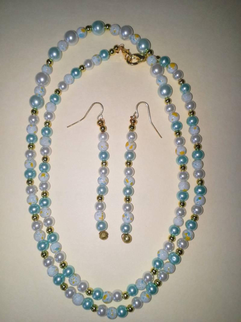 Schöne Aqua Perlen Halskette Mit Passenden Ohrringen - # 137 Schöne Aqua Perlen Halskette Mit Passenden Ohrringen - # 137 von MadeByGoldie