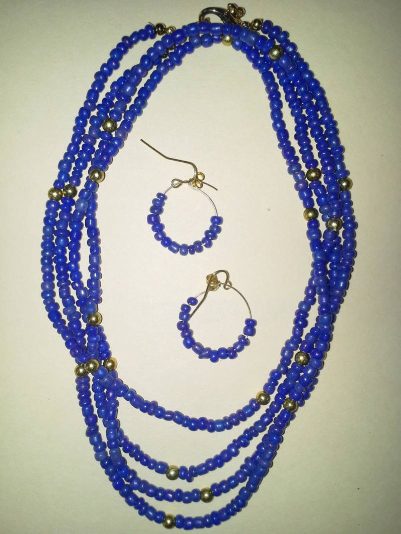 Schöne Blaue Perlen Halskette Mit Passenden Ohrringen - # 219 Schöne Blaue Perlen Halskette Mit Passenden Ohrringen - # 219 von MadeByGoldie