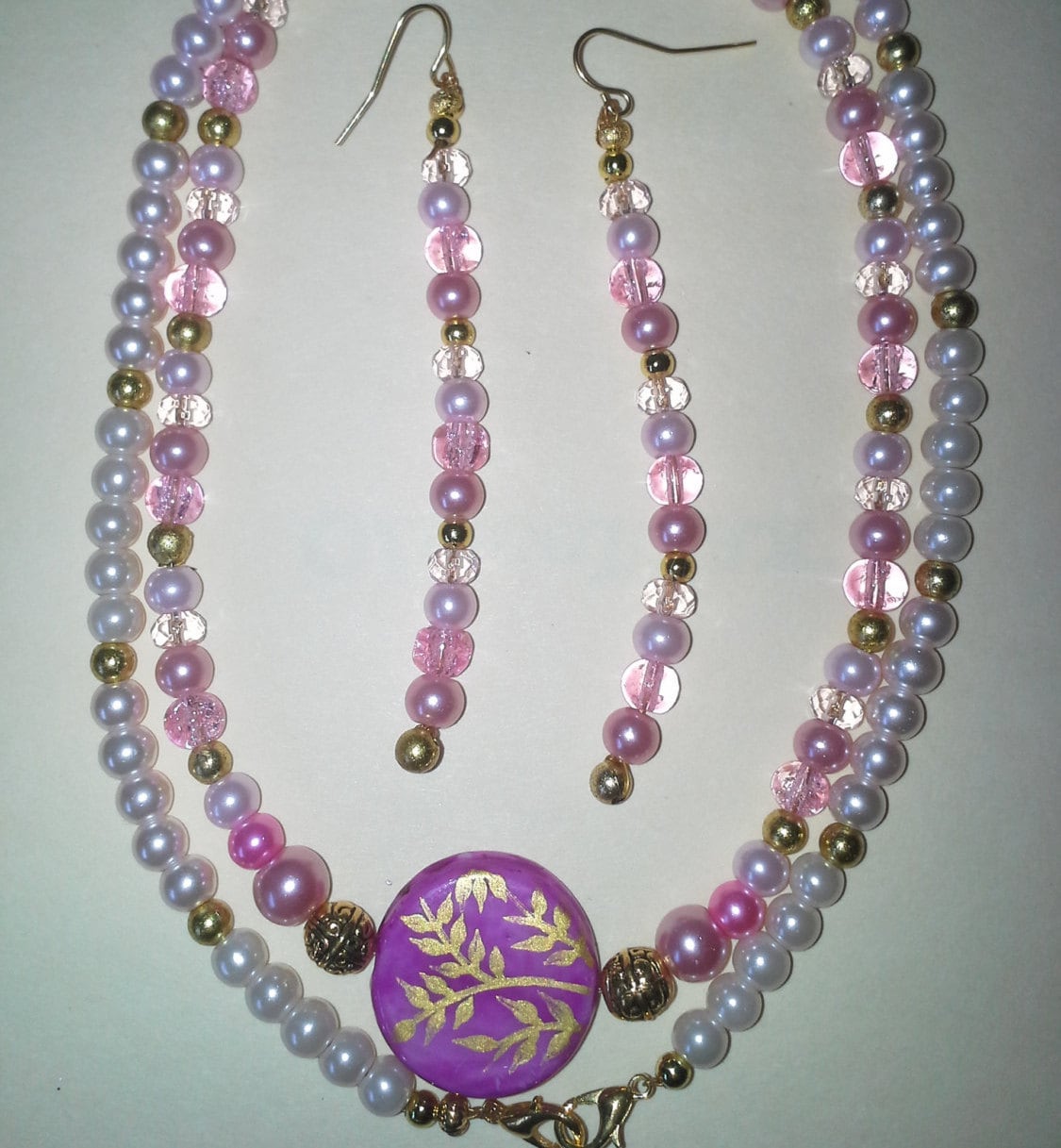 Schönes Rosa Perlen Halskette Mit Passenden Ohrringen - # 180 Schönes Rosa Perlen Halskette Mit Passenden Ohrringen - # 180 von MadeByGoldie