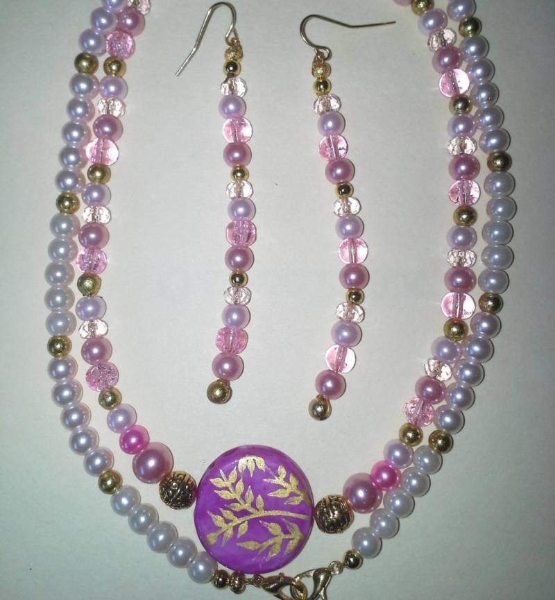Schönes Rosa Perlen Halskette Mit Passenden Ohrringen - # 180 Schönes Rosa Perlen Halskette Mit Passenden Ohrringen - # 180 von MadeByGoldie