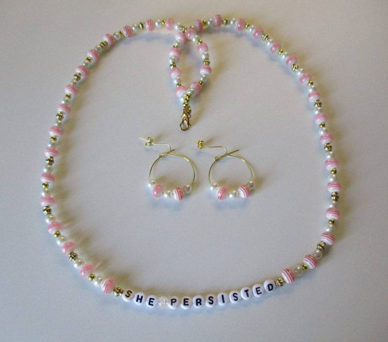 Sie Persisted Perlenkette Mit Passenden Ohrstecker - # 212 Sie Persisted Perlenkette Mit Passenden Ohrstecker - # 212 von MadeByGoldie