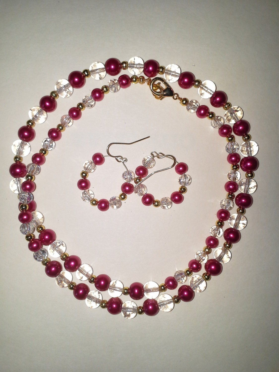 Wunderschöne Fuschia Rosa Perlen Halskette Mit Passenden Ohrringen - # 247 Wunderschöne Fuschia Rosa Perlen Halskette Mit Passenden Ohrringen - # 247 von MadeByGoldie